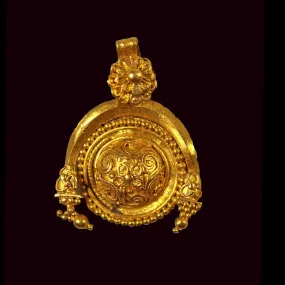 A fine Greek Gold Pendant, Hellenistic Period, ca 3rd century BCE