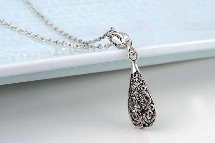 Arabesque Filigree Puff Teardrop Gold Necklace