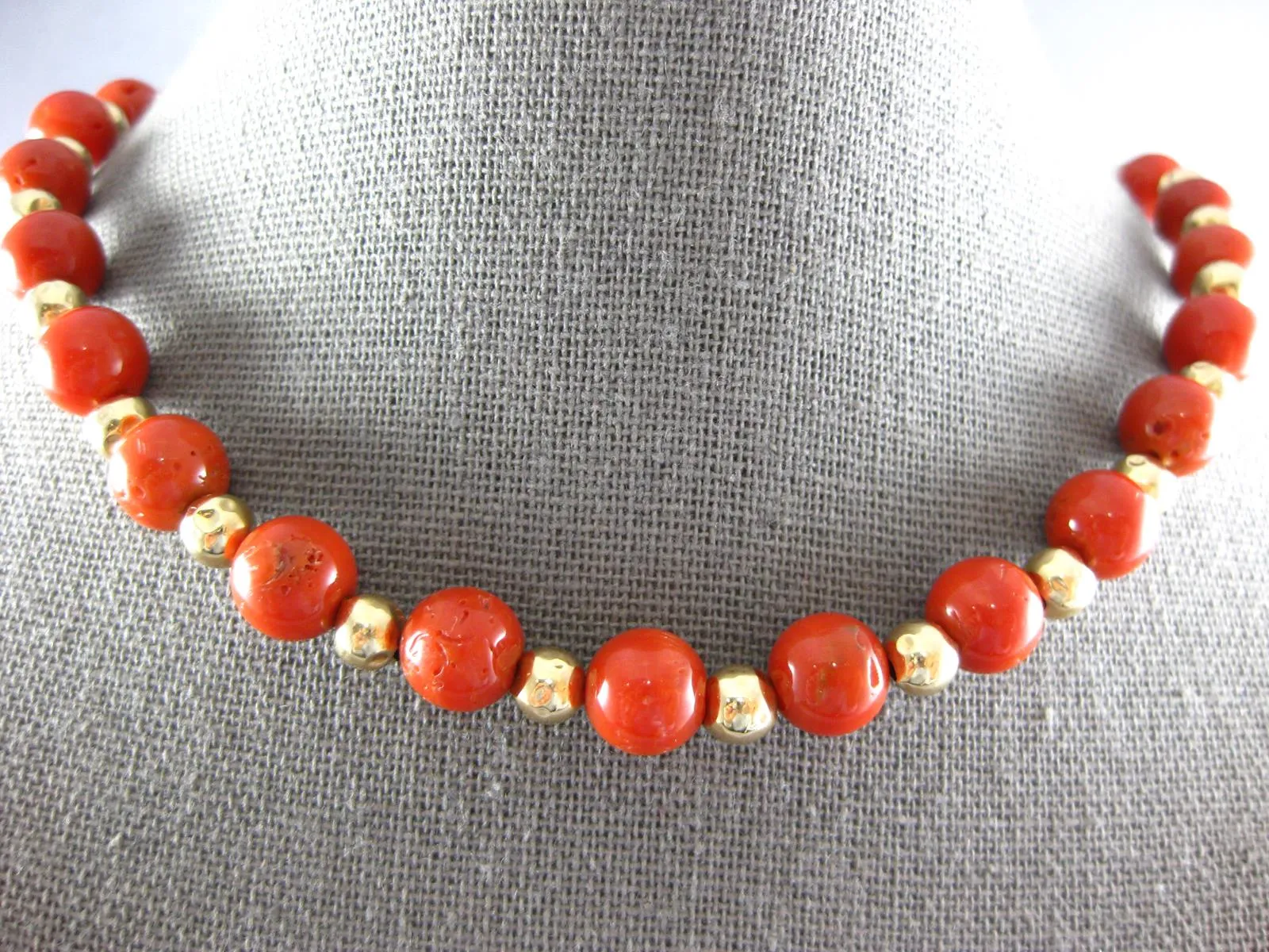 ESTATE LONG AAA CORAL 18KT YELLOW GOLD 3D CLASSIC BEAD BOW NECKLACE