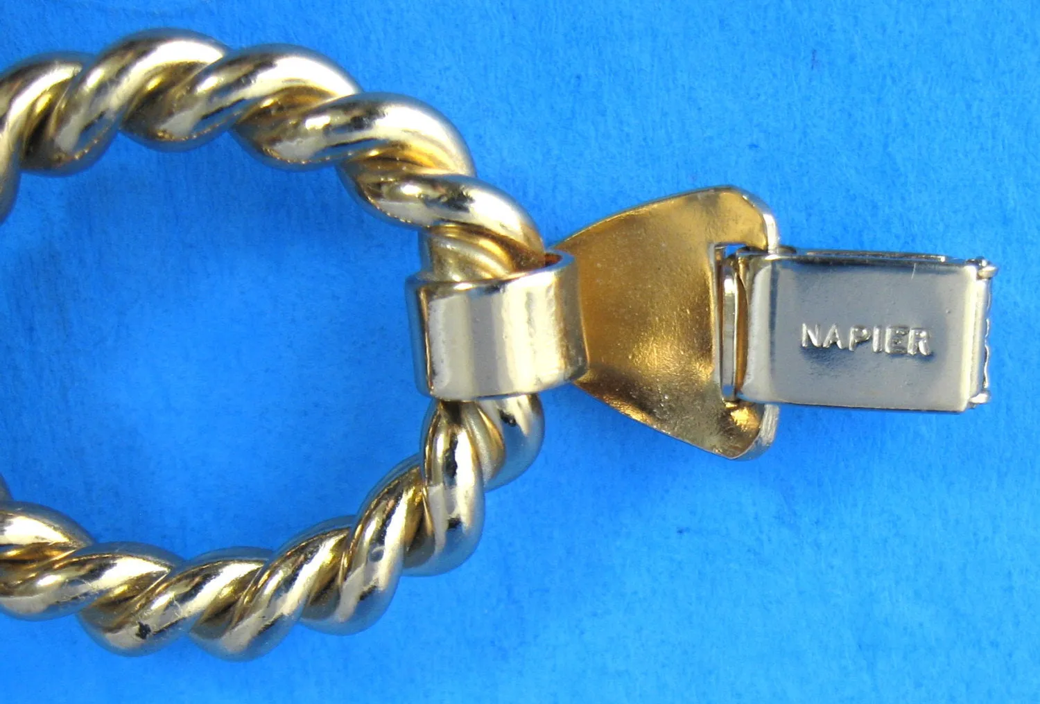 Napier Twisted Link Bracelet Signed Oval Links Gold Plated 1980s Fashion Chunky