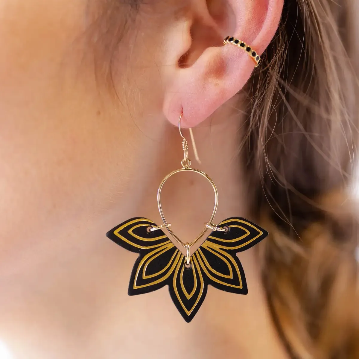 The Black Floras Dangle Earrings [Nickel & Suede]