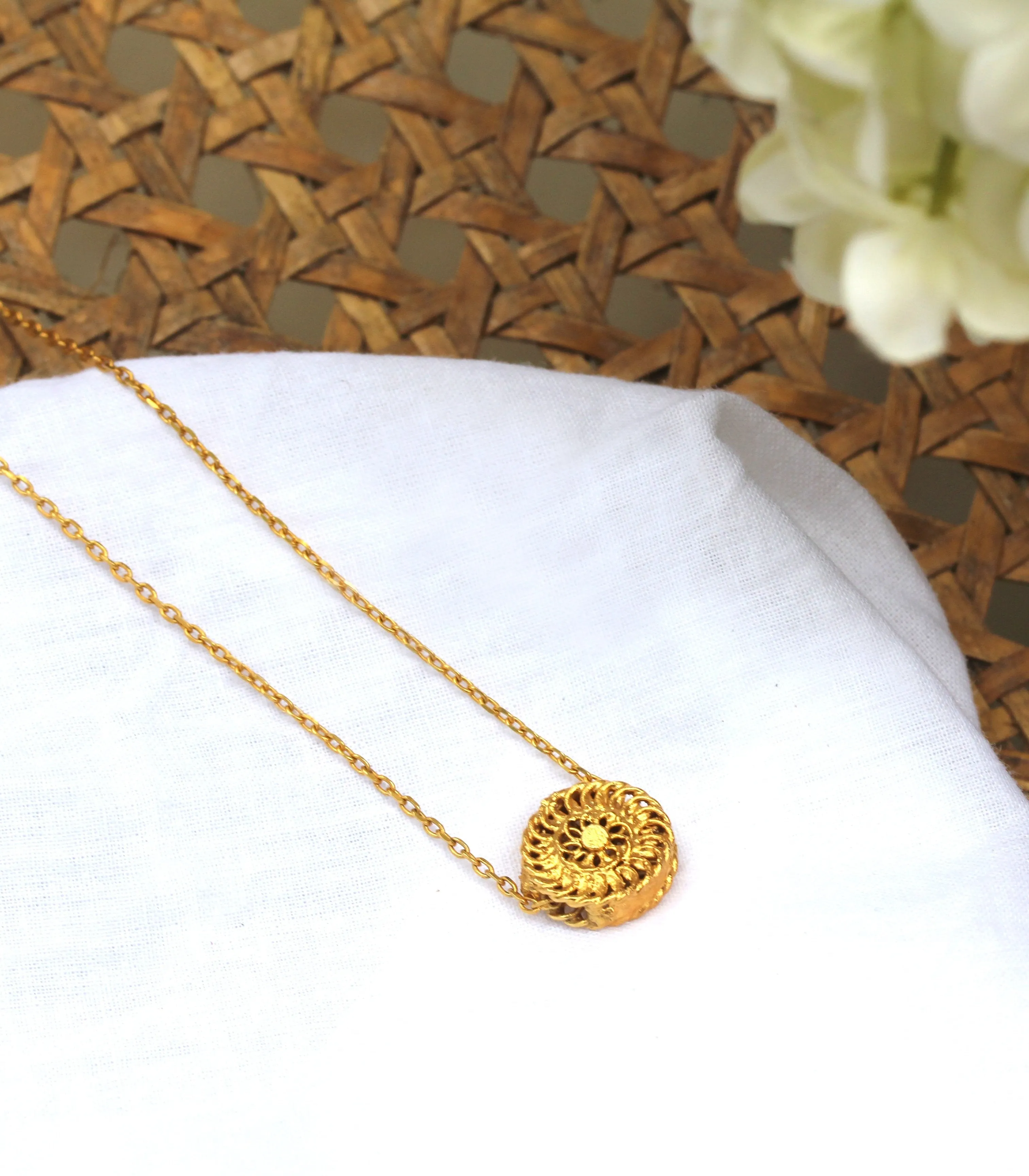 The Padumna Minimalist Chain Pendant Necklace In Gold Filigree