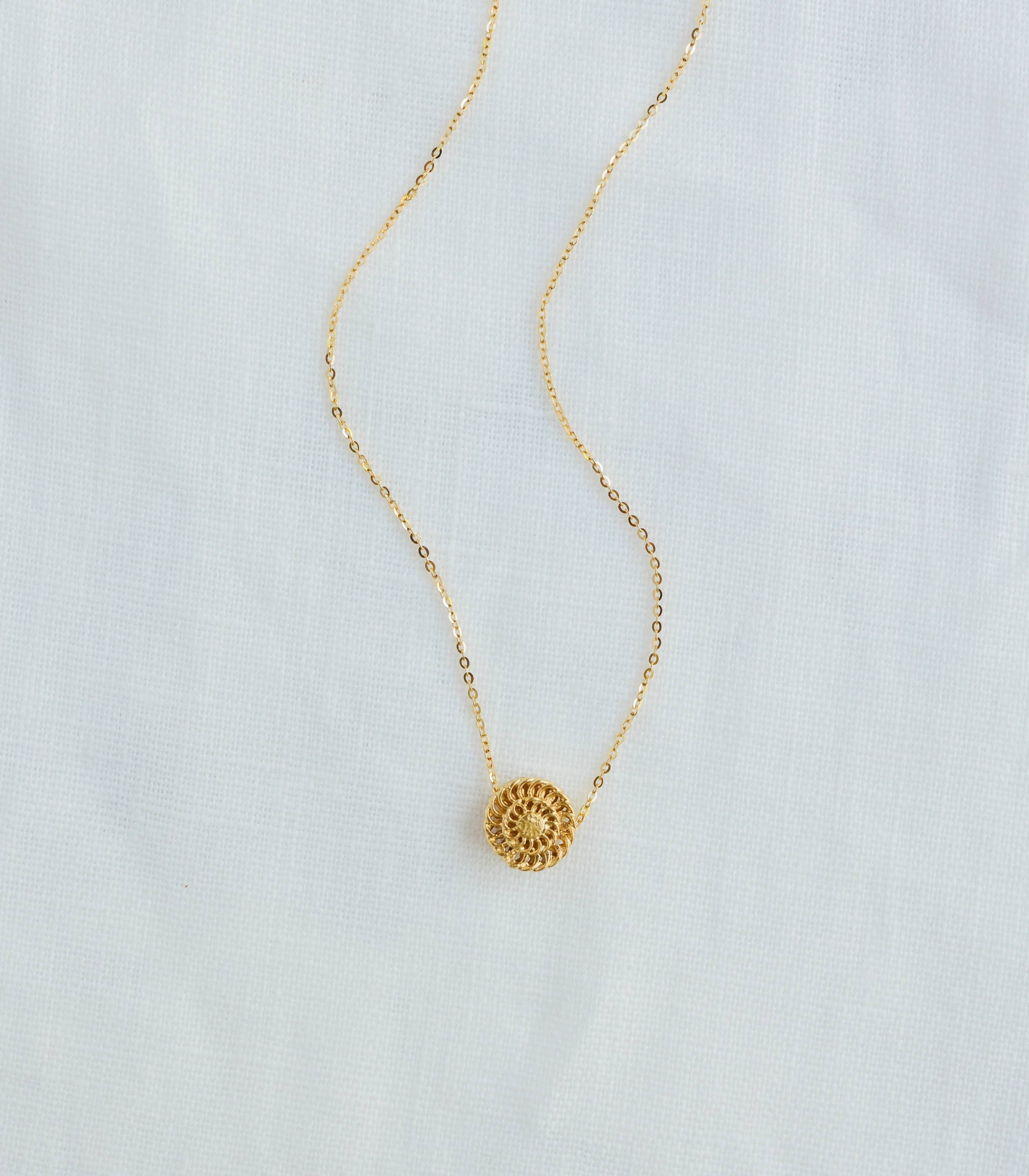 The Padumna Minimalist Chain Pendant Necklace In Gold Filigree