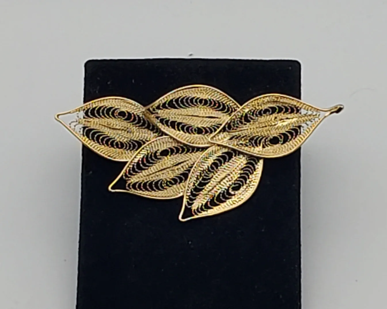 Vintage Gold Tone Filigree Leaves Brooch